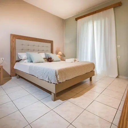 Ξενοδοχείο με διαμερίσματα Plessas Palace 3*