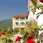 Plessas Palace 公寓式酒店 3*
