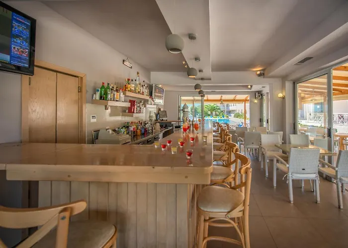 Plessas Palace מלון דירות 3*
