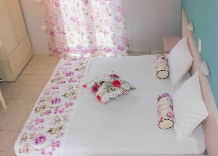 Plessas Palace מלון דירות אליקאנאס