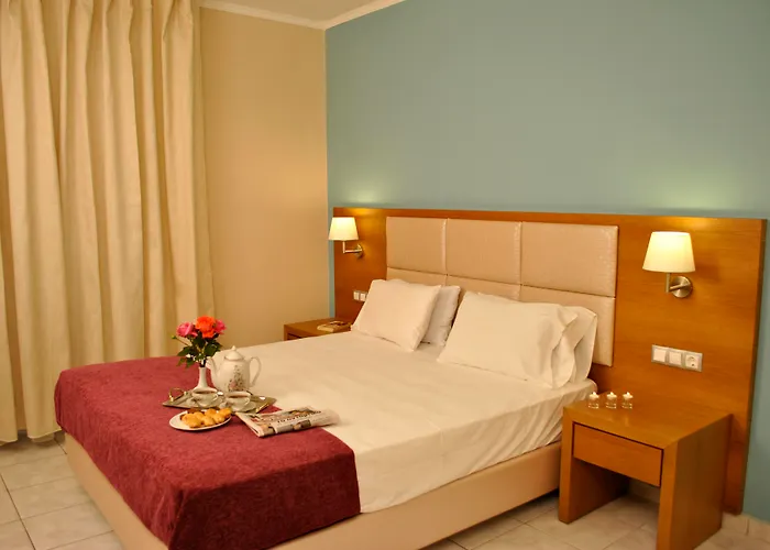 מלון דירות Plessas Palace אליקאנאס