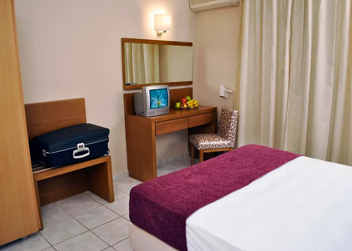 Plessas Palace מלון דירות 3*