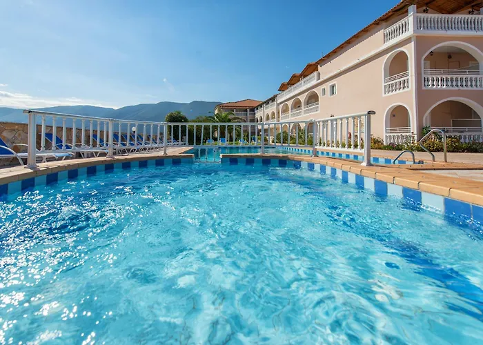 Plessas Palace מלון דירות אליקאנאס