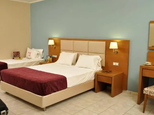 Plessas Palace מלון דירות 3*