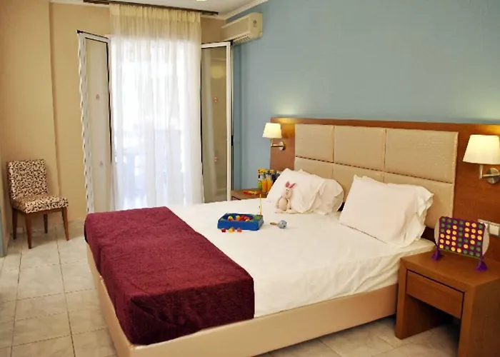 Plessas Palace מלון דירות 3*