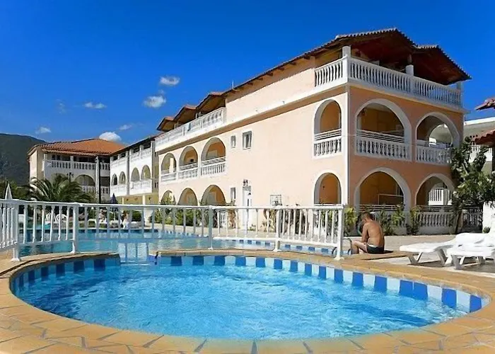 מלון דירות Plessas Palace