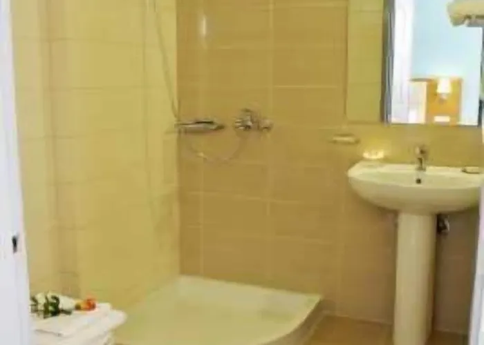 Plessas Palace מלון דירות אליקאנאס