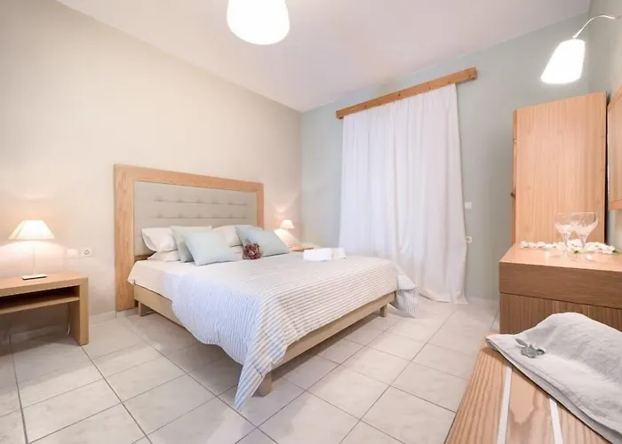 Plessas Palace מלון דירות אליקאנאס