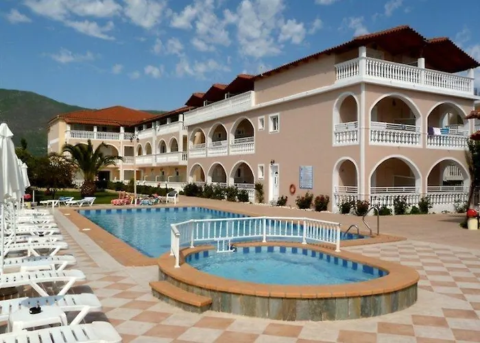 Plessas Palace מלון דירות אליקאנאס