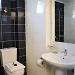 Plessas Palace מלון דירות 3*